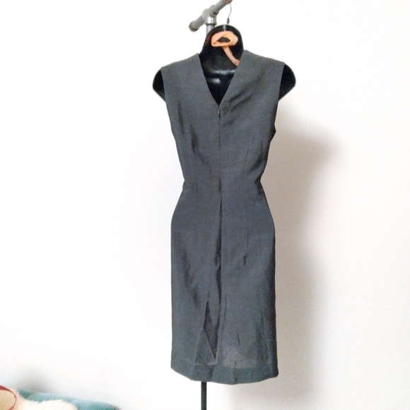 DONNA KARAN Tailored Gray Wool Blend Sheath Dress w/V-Neckline in Back, … - Picture 2 of 7